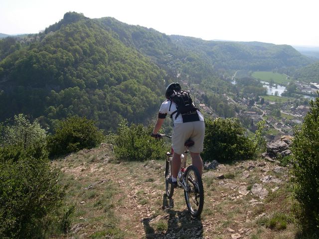 Le GR au dessus de la falaise